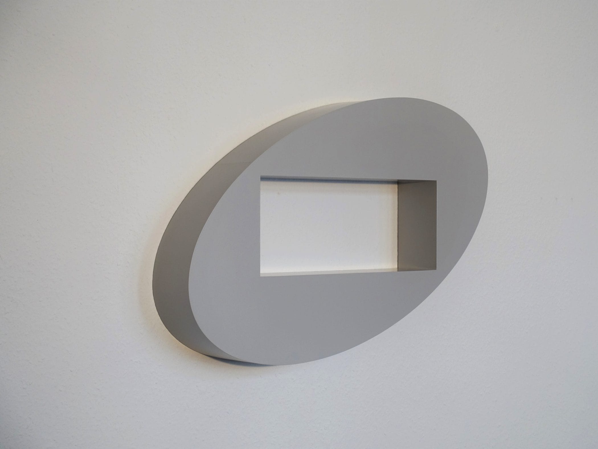 Foto: Wolfgang Hahn WH, Décolleté Ellipse-Rechteck, 2021, Karton, Pressspan, Lack Telegrau 4, 39 x 71 x 10 cm heller