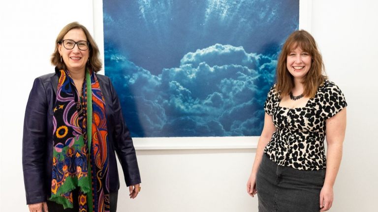 Foto: Kathrin Edwards Porträt_Kathrin Edwards und Julia Ritterskamp_in blue memories and a light sky_2025_J Ritterskamp_Düsseldorf_003