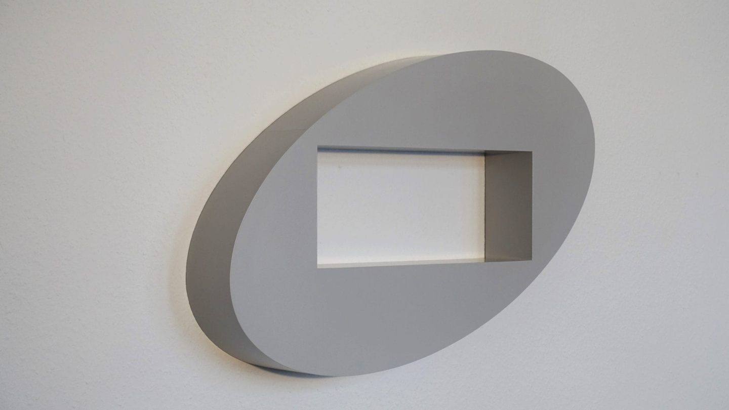 Foto: Wolfgang Hahn WH, Décolleté Ellipse-Rechteck, 2021, Karton, Pressspan, Lack Telegrau 4, 39 x 71 x 10 cm heller