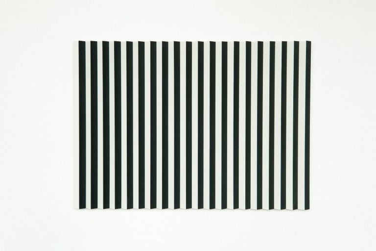 WH, zickzack 2022, Relief, Holz, Lack schwarzgrau weiß 44 x 62,5 cm, Foto Ralf Janowski